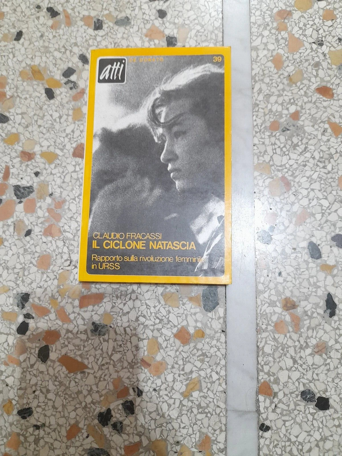 IL CICLONE NATASCIA. CLAUDIO FRACASSI. DE DONATO EDITORE. RISTAMPA 1975. COLLANA: "ATTI" 39.