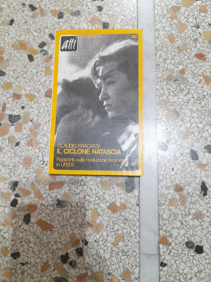 IL CICLONE NATASCIA. CLAUDIO FRACASSI. DE DONATO EDITORE. RISTAMPA 1975. COLLANA: "ATTI" 39.