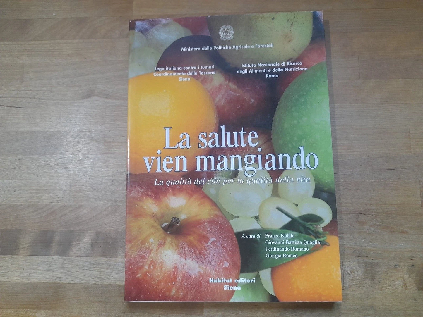 LA SALUTE VIEN MANGIANDO. LA QUALITA' DEI CIBI PER LA QUALITA' DELLA VITA. HABITAT EDITORI. AA.VV. 1° EDIZIONE 2002.