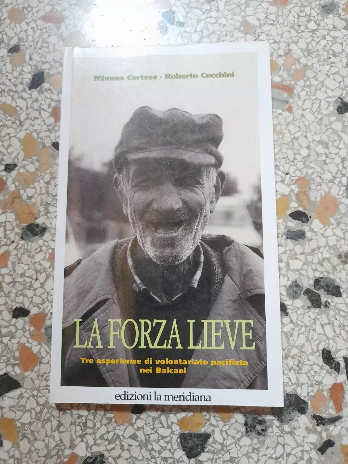 LA FORZA LIEVE. TRE ESPERIENZE DI VOLONTARIATO PACIFISTA NEI BALCANI. AA.VV. RISTAMPA 2001. EDIZIONI LA MERIDIANA. COLLANA: PACEINSIEME...ALLE RADICI DELL'ERBA.