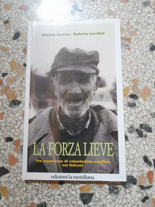 LA FORZA LIEVE. TRE ESPERIENZE DI VOLONTARIATO PACIFISTA NEI BALCANI. AA.VV. RISTAMPA 2001. EDIZIONI LA MERIDIANA. COLLANA: PACEINSIEME...ALLE RADICI DELL'ERBA.
