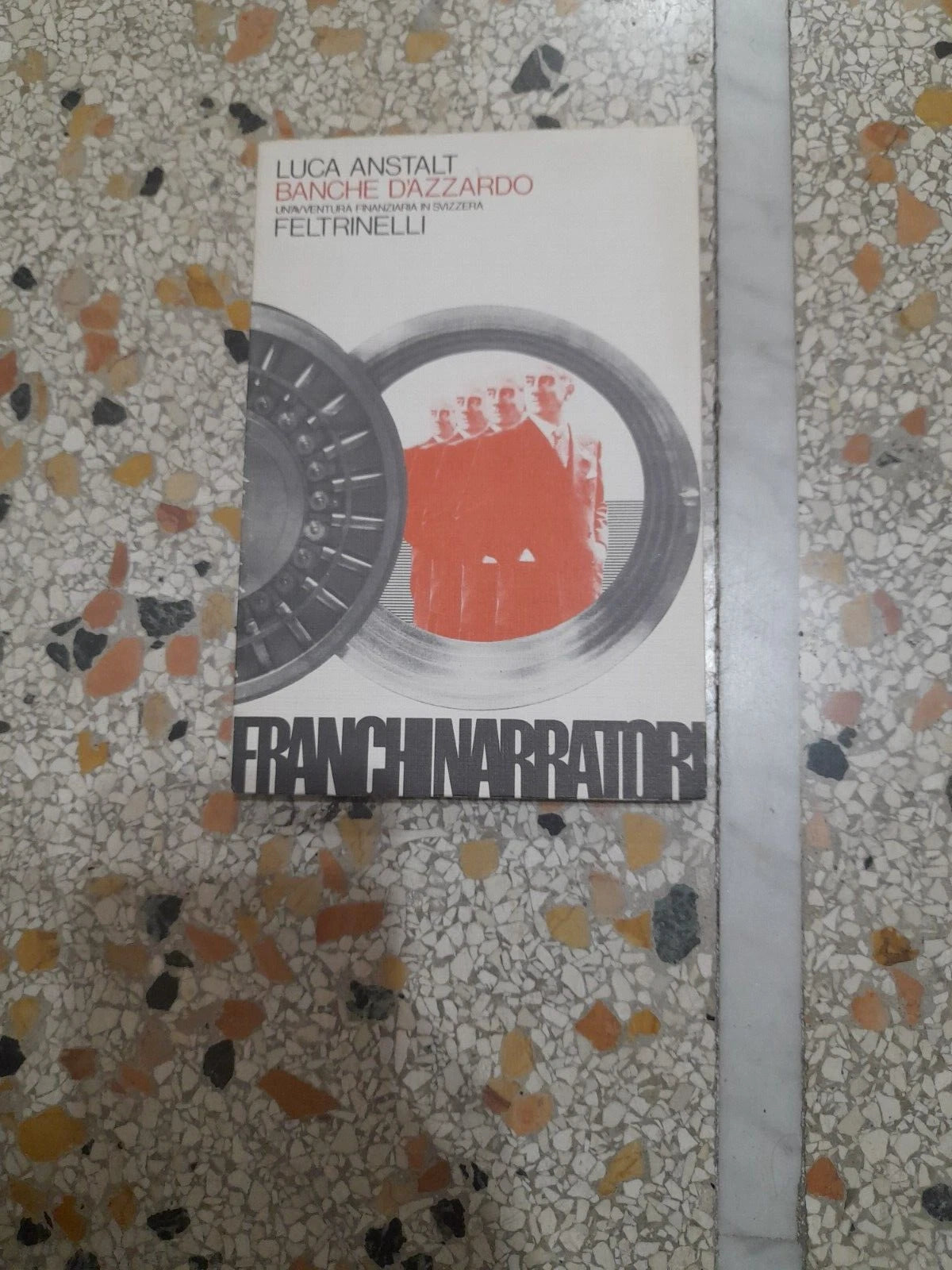 BANCHE D'AZZARDO. UN'AVVENTURA FINANZIARIA IN SVIZZERA. LUCA ANSTALT. FELTRINELLI EDITORE. COLLANA: FRANCHI NARRATORI 25. 1° EDIZIONE: NOVEMBRE 1977.