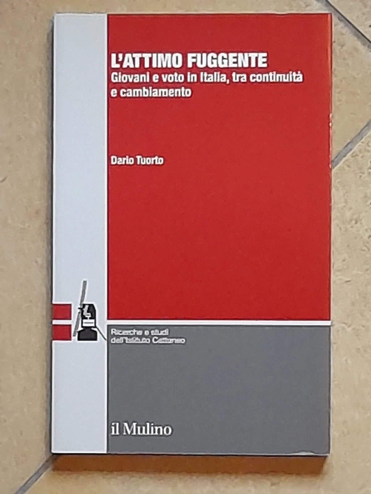 L'ATTIMO FUGGENTE. DARIO TUORTO. SOCIETA' EDITRICE IL MULINO. 1° EDIZIONE 2017. COLLANA: RICERCHE E STUDI ISTITUTO CATTANEO.