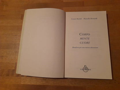 CORPO MENTE CUORE. MANIFESTO PER UNA NUOVA EDUCAZIONE. CESARE BARRIOLI - MARCELLO BERNARDI. LUNI EDITRICE. RISTAMPA 1998. COLLANA: ATTRAVERSO LO SPECCHIO: SAGGI DI FILOSOFIA E PEDAGOGIA 10.