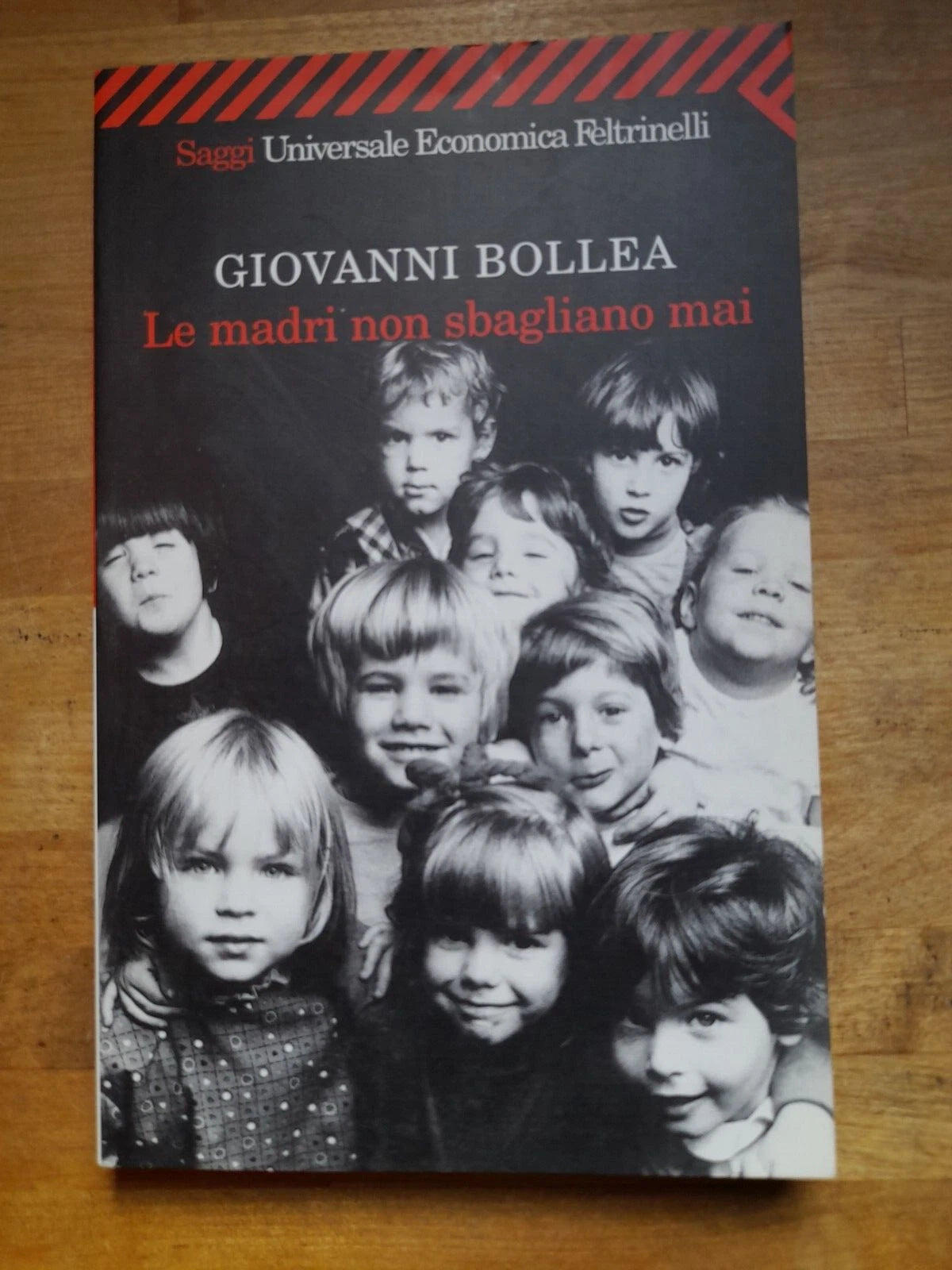 LE MADRI NON SBAGLIANO MAI. GIOVANNI BOLLEA. COLLANA: SAGGI UNIVERSALE ECONOMICA FELTRINELLI 1521. FELTRINELLI EDITORE.  5° EDIIZONE 2001.