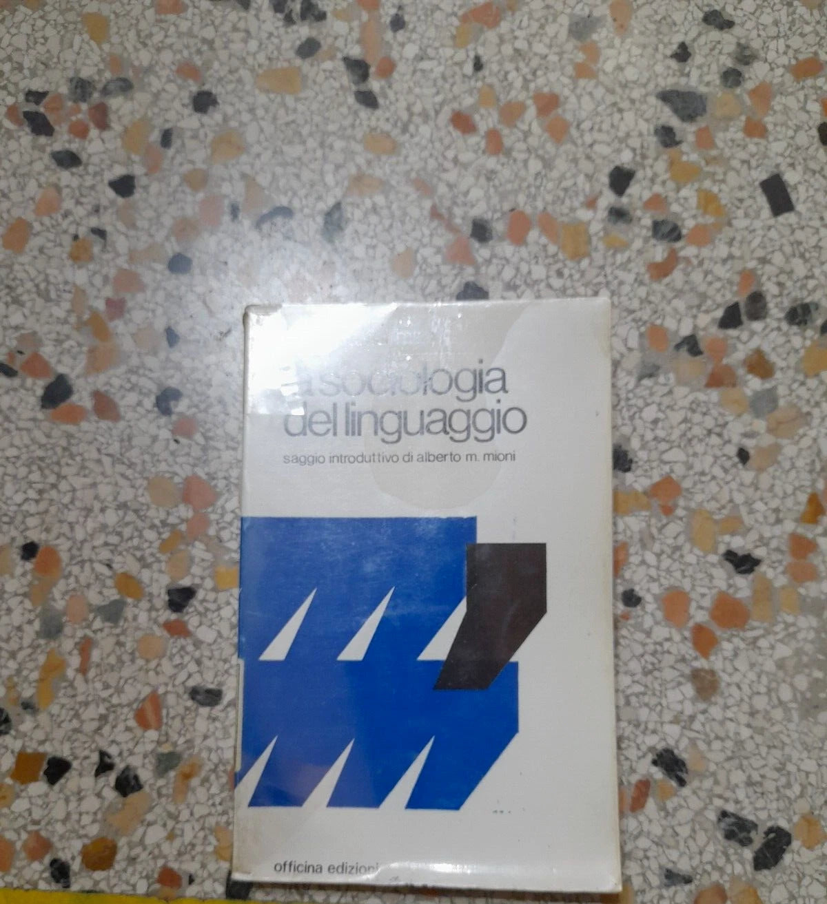 LA SOCIOLOGIA DEL LINGUAGGIO. JOSHUA A. FISHMAN. 1° EDIZIONE 1975. OFFICINA EDIZIONI. COLLANA: OFFICINA / LINGUISTICA 4.