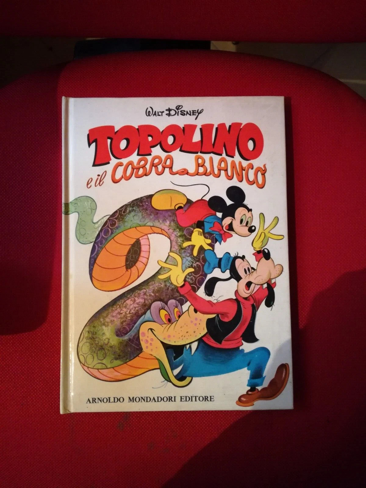 TOPOLINO E IL COBRA BIANCO. WALT DISNEY. TESTO DI ELISA  PENNA. MONDADORI EDITORE. COLLANA: L'INTREPIDA COMICS. 3° RISTAMPA, NOVEMBRE 1973.