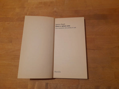 VIVERE A SPRECO ZERO. ANDREA SEGRE'. MARSILIO EDITORE. 1° EDIZIONE 2013. COLLANA: I GRILLI.