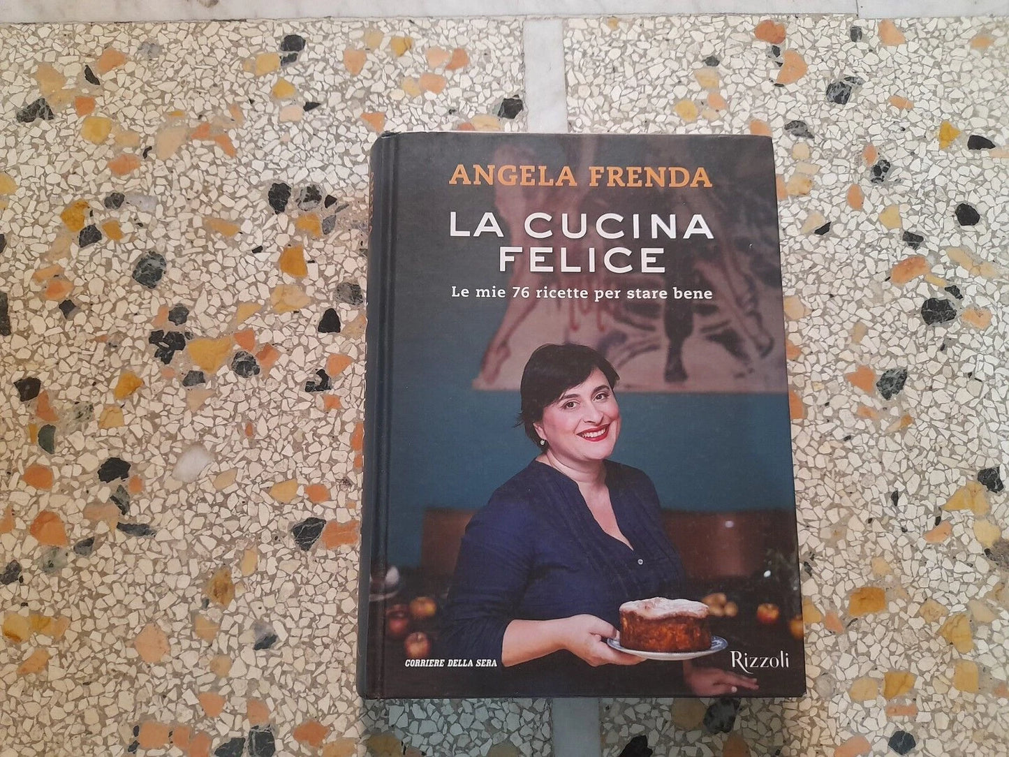 LA CUCINA FELICE. LE MIE 76 RICETTE PER STARE BENE. ANGELA FRENDA. RIZZOLI EDITORE. 1° EDIZIONE 2016.