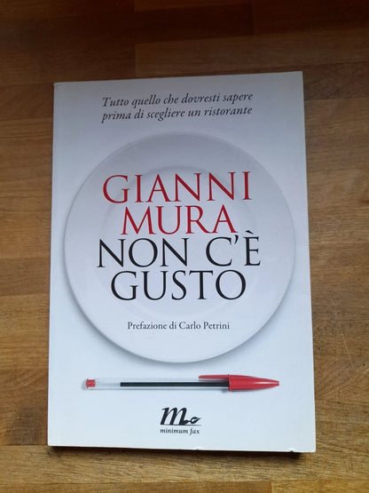NON C'E' GUSTO. TUTTO QUELLO CHE DOVRESTI SAPERE PRIMA DI SCEGLIERE UN RISTORANTE. GIANNI MURA. MINIMUX FAX EDITORE. 1° EDIZIONE 2015.