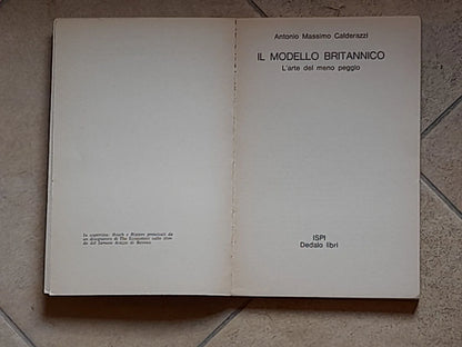 IL MODELLO BRITANNICO. L'ARTE DEL MENO PEGGIO.  ANTONIO MASSIMO CALDERAZZI. DEDALO LIBRI. 1° EDIZIONE 1973. COLLANA: PROBLEMI DEL GIORNO /1.