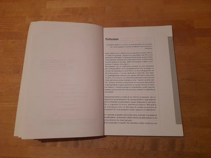 IL GRANDE LIBRO DEL NONI. STORIA, BOTANICA, IMPIEGHI, ANEDDOTI SU QUESTO FRUTTO STRAORDINARIO. LORENZO POSTAL - PIETRO ROSSINI E JENNIFER SMITH. ZUCCARI EDIZIONI. 1° EDIZIONE 2009. COLLANA: THE HEALTH HANDBOOKS.