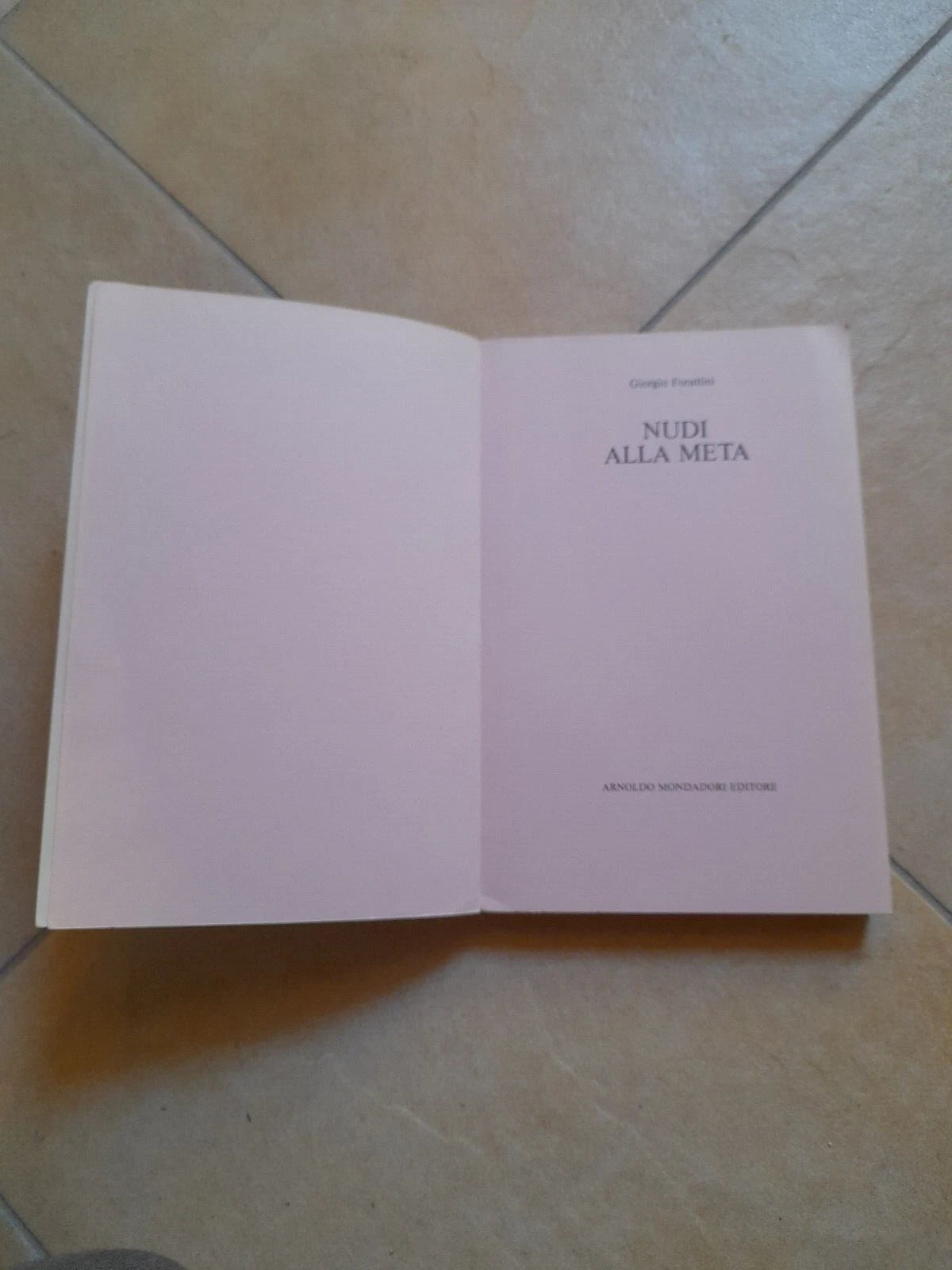 NUDI ALLA META. GIORGIO FORATTINI. ARNOLDO MONDADORI EDITORE. COLLANA: BIBLIOTECA UMORISTICA MONDADORI (BUM). 2° EDIZIONE, DICEMBRE 1985.