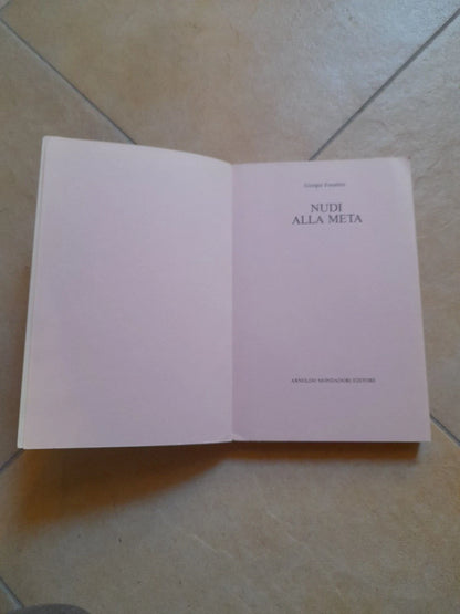 NUDI ALLA META. GIORGIO FORATTINI. ARNOLDO MONDADORI EDITORE. COLLANA: BIBLIOTECA UMORISTICA MONDADORI (BUM). 2° EDIZIONE, DICEMBRE 1985.