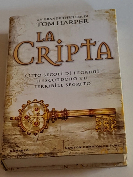 LA CRIPTA. TOM HARPER. NEWTON COMPTON EDITORI. COLLANA:  NUOVA NARRATIVA NEWTON 333. 1° EDIZIONE 2012.