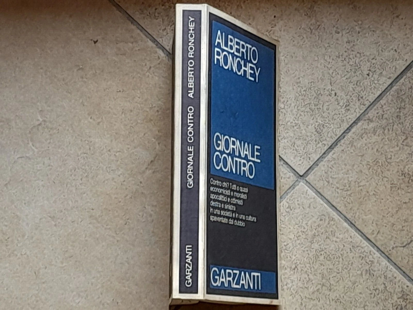 GIORNALE CONTRO. ALBERTO RONCHEY. 1° EDIZIONE GARZANTI, FEBBRAIO 1985. COLLANA: SAGGI BLU.