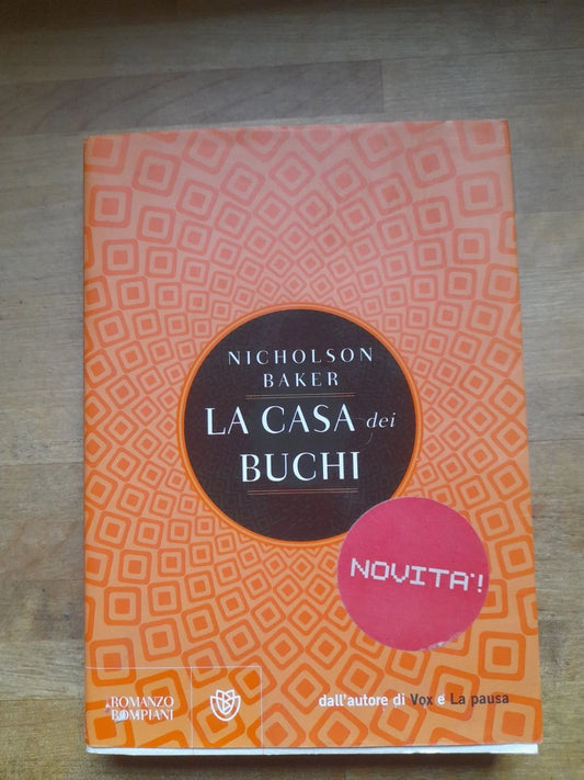 LA CASA DEI BUCHI. NICHOLSON BAKER. BOMPIANI EDITORE. 1° EDIZIONE BOMPIANI 2011. COLLANA: NARRATORI STRANIERI.
