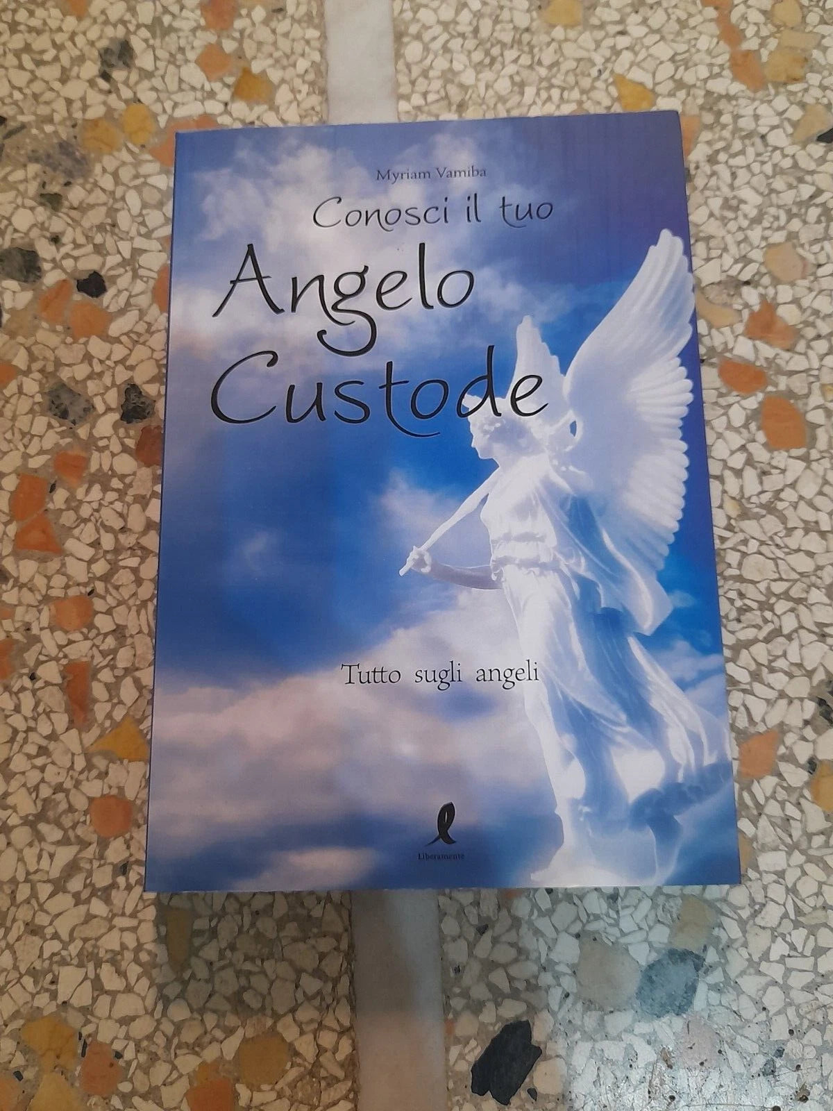 CONOSCI IL TUO ANGELO CUSTODE. TUTTO SUGLI ANGELI. MYRIAM VAMIBA. LIBERAMENTE EDITORE. 2° EDIZIONE 2011.