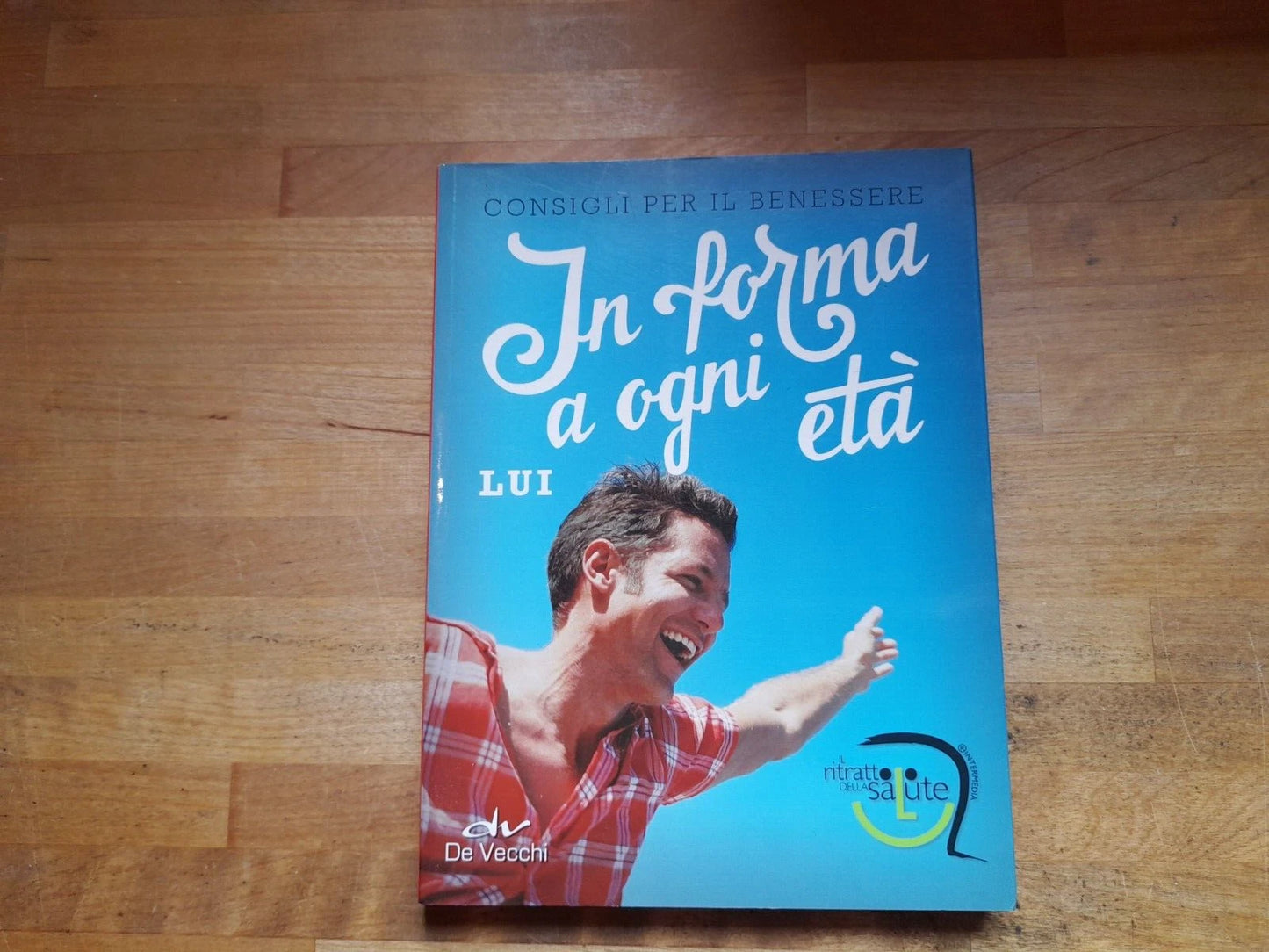 IN FORMA A OGNI ETA'. LUI. AA.VV. DE VECCHI EDITORE. 1° EDIZIONE MAGGIO 2014. COLLANA: INTERMEDIA - RITRATTO DELLA SALUTE.