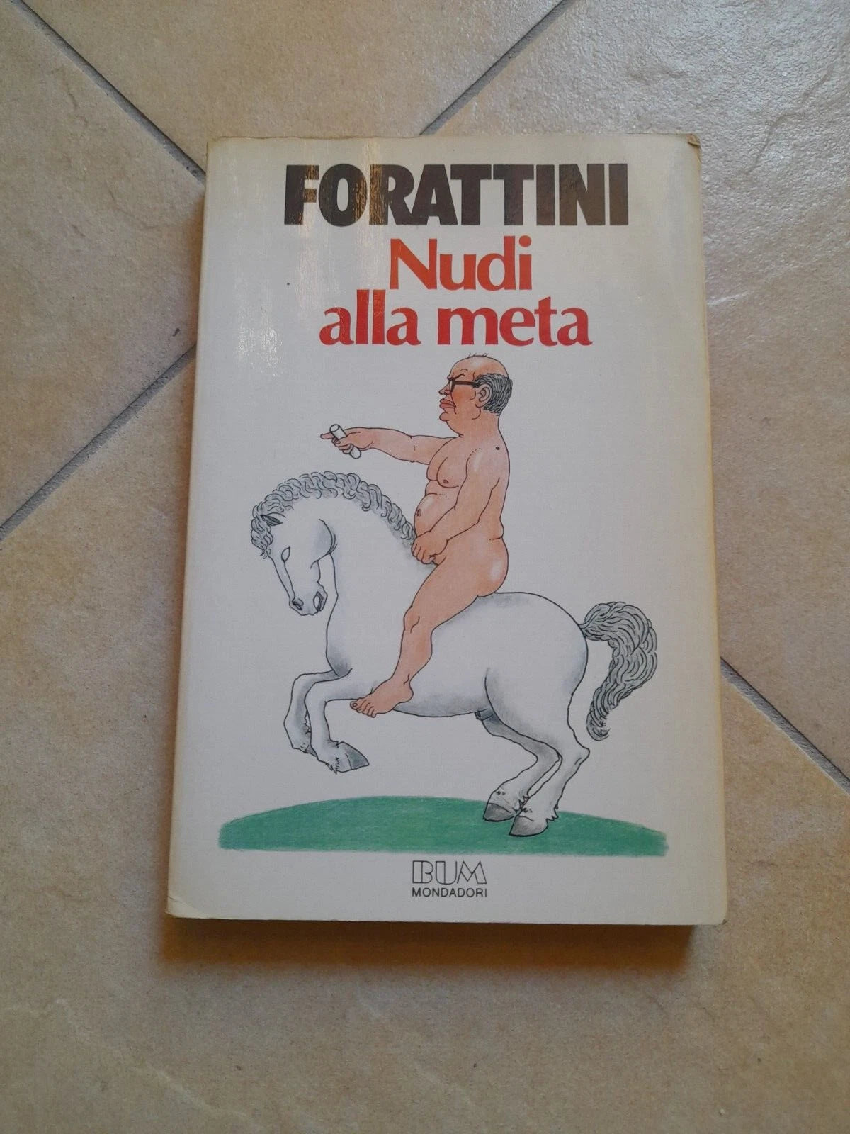 NUDI ALLA META. GIORGIO FORATTINI. ARNOLDO MONDADORI EDITORE. COLLANA: BIBLIOTECA UMORISTICA MONDADORI (BUM). 2° EDIZIONE, DICEMBRE 1985.