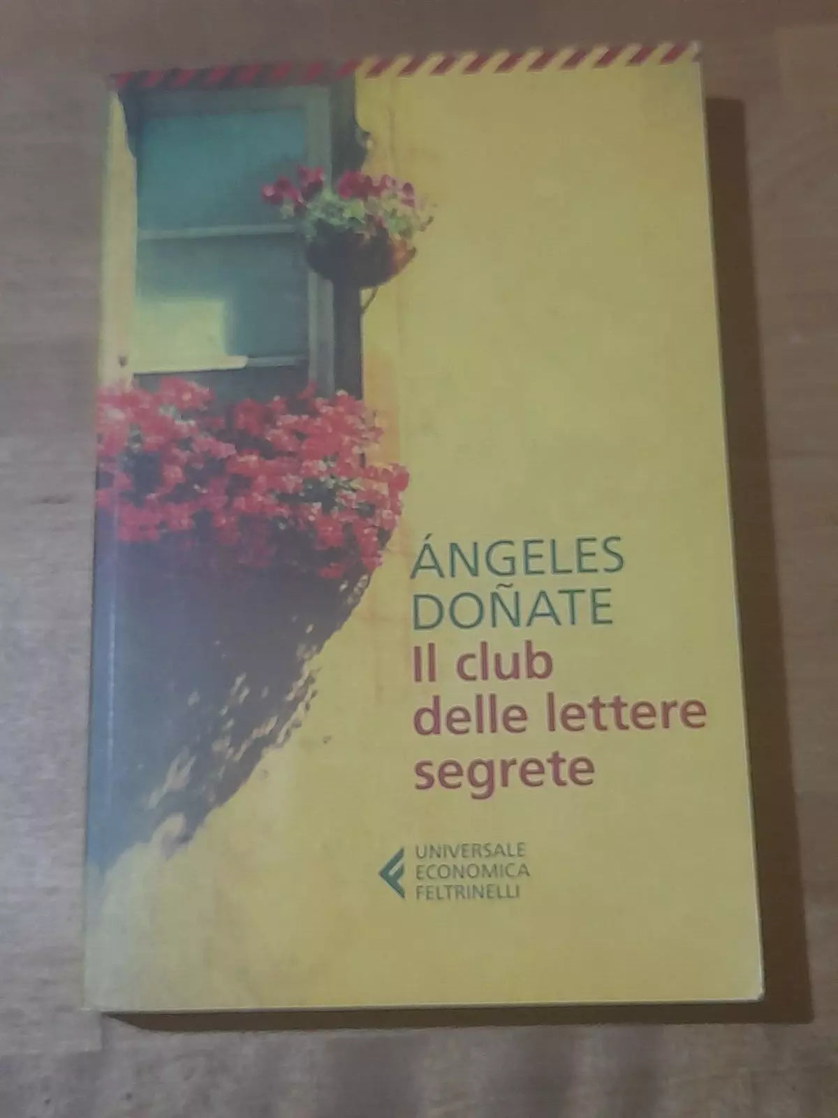 IL CLUB DELLE LETTERE SEGRETE. ÁNGELES DOÑATE. FELTRINELLI EDITORE. COLLANA: UNIVERSALE ECONOMICA FELTRINELLI. 1° EDIZIONE 2018.