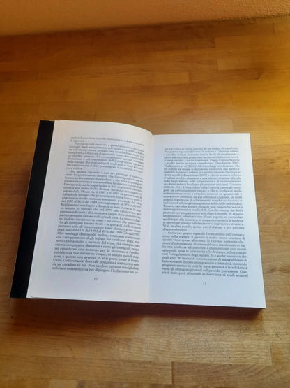UN'IMMIGRAZIONE NORMALE. A CURA DI GIUSEPPE SCIORTINO E ASHER COLOMBO. IL MULINO EDITRICE 2003. COLLANA: STRANIERI IN ITALIA.