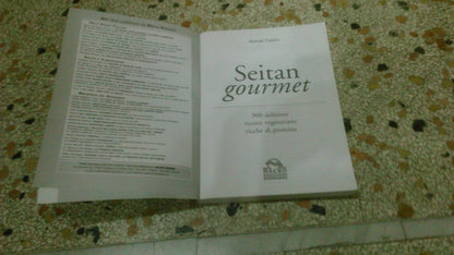 SEITAN GOURMET. 300 DELIZIOSE RICETTE VEGETARIANE RICCHE DI PROTEINE. SUMAN CASINI. MACRO EDIZIONI. 1° EDIZIONE 2003. COLLANA: "L' ARTE DI CUCINARE".