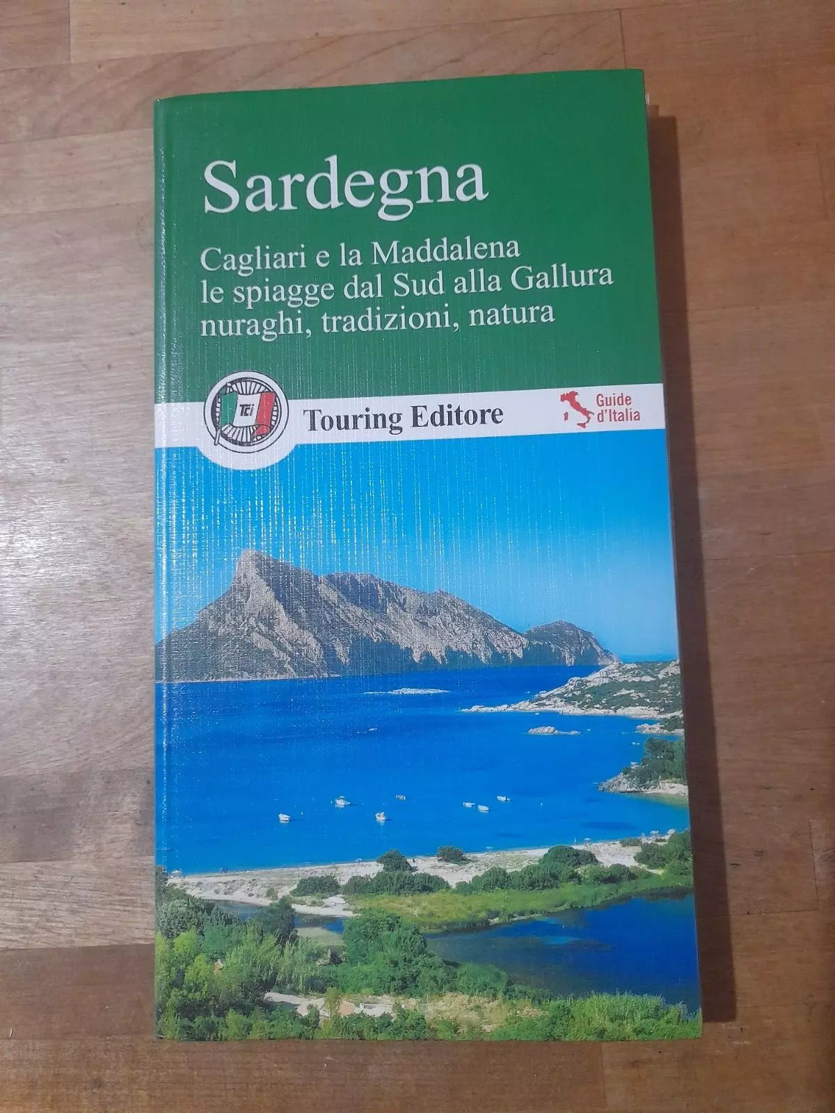 SARDEGNA. CAGLIARI E LA MADDALENA LE SPIAGGE DAL SUD ALLA GALLURA NURAGHI, TRADIZIONI, NATURA. AA.VV. TOURING EDITORE, 2013. COLLANA: GUIDE VERDI D'ITALIA.
