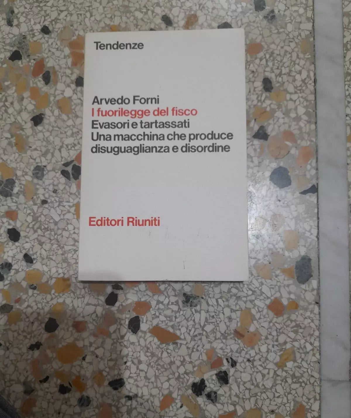 I FUORILEGGE DEL FISCO. ARVEDO FORNI. EDITORI RIUNITI. 1° EDIZIONE 1981. COLLANA: TENDENZE 8.