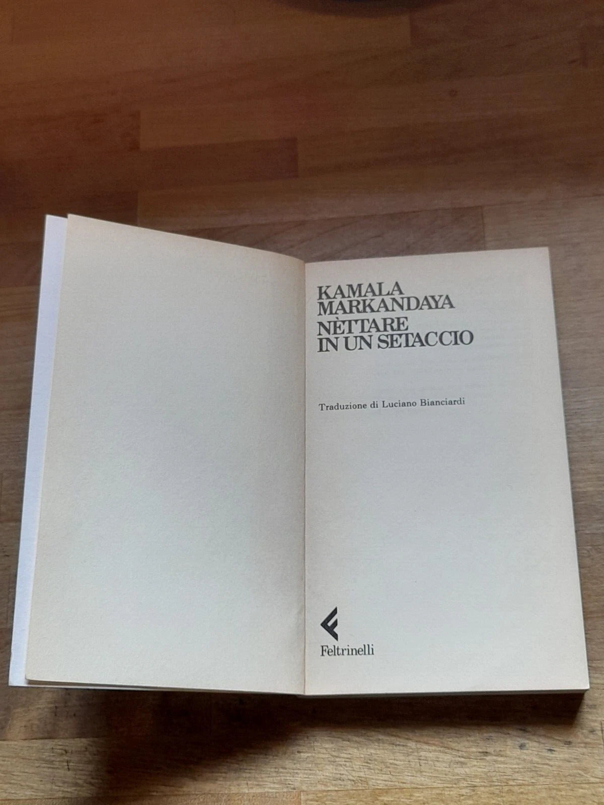 NETTARE IN UN SETACCIO. KAMALA MARKANDAYA. COLLANA: UNIVERSALE ECONOMICA FELTRINELLI 287. FELTRINELLI EDITORE. 4° EDIZIONE 1989.