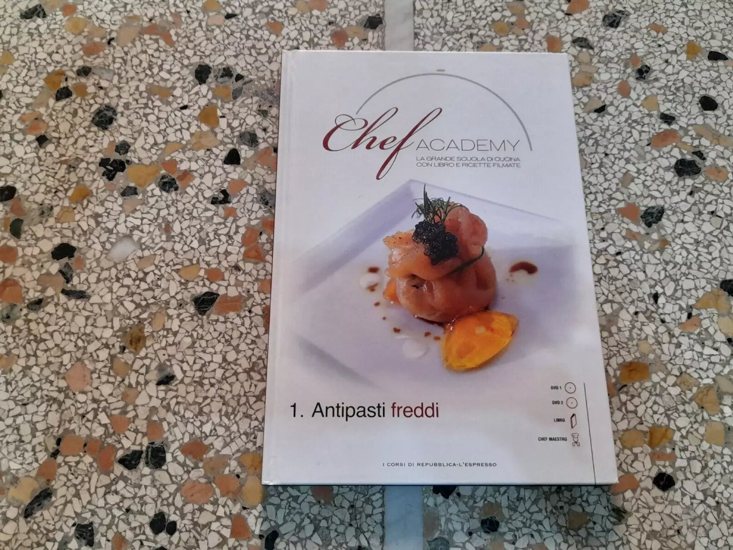 CHEF ACADEMY. 1. ANTIPASTI FREDDI. LIBRO E RICETTE FILMATE. CON 2 DVD. REPUBBLICA - L'ESPRESSO. AA.VV. 1° EDIZIONE 2009.