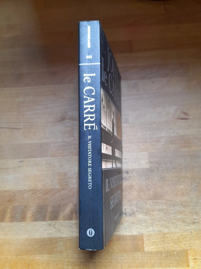IL VISITATORE SEGRETO. JOHN LE CARRE'. OSCAR MONDADORI EDITORE. COLLANA: BESTSELLERS. 1° EDIZIONE 2001.