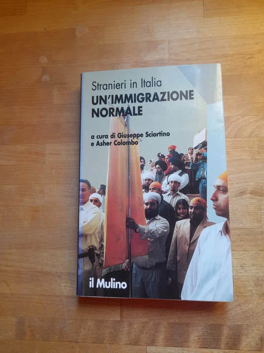 UN'IMMIGRAZIONE NORMALE. A CURA DI GIUSEPPE SCIORTINO E ASHER COLOMBO. IL MULINO EDITRICE 2003. COLLANA: STRANIERI IN ITALIA.