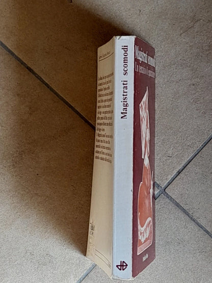 MAGISTRATI SCOMODI. UN TENTATIVO DI EPURAZIONE. AA.VV. DEDALO LIBRI. 1° EDIZIONE 1974. COLLANA: QUADERNI DI MAGISTRATURA DEMOCRATICA / 1.