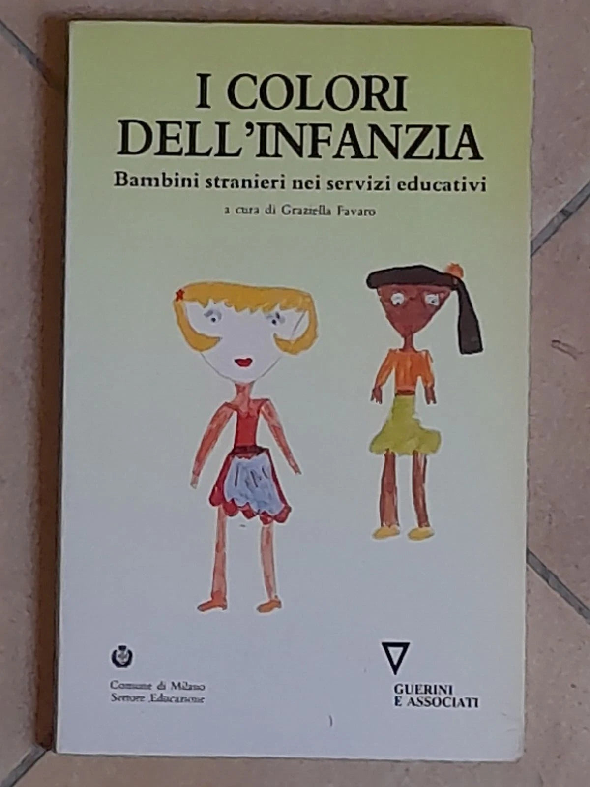 I COLORI DELL'INFANZIA. BAMBINI STRANIERI NEI SERVIZI EDUCATIVI. AA.VV. GUERINI E ASSOCIATI EDITORI. COLLANA: DIMENSIONI EDUCATIVE 4. 1° EDIZIONE  1990.