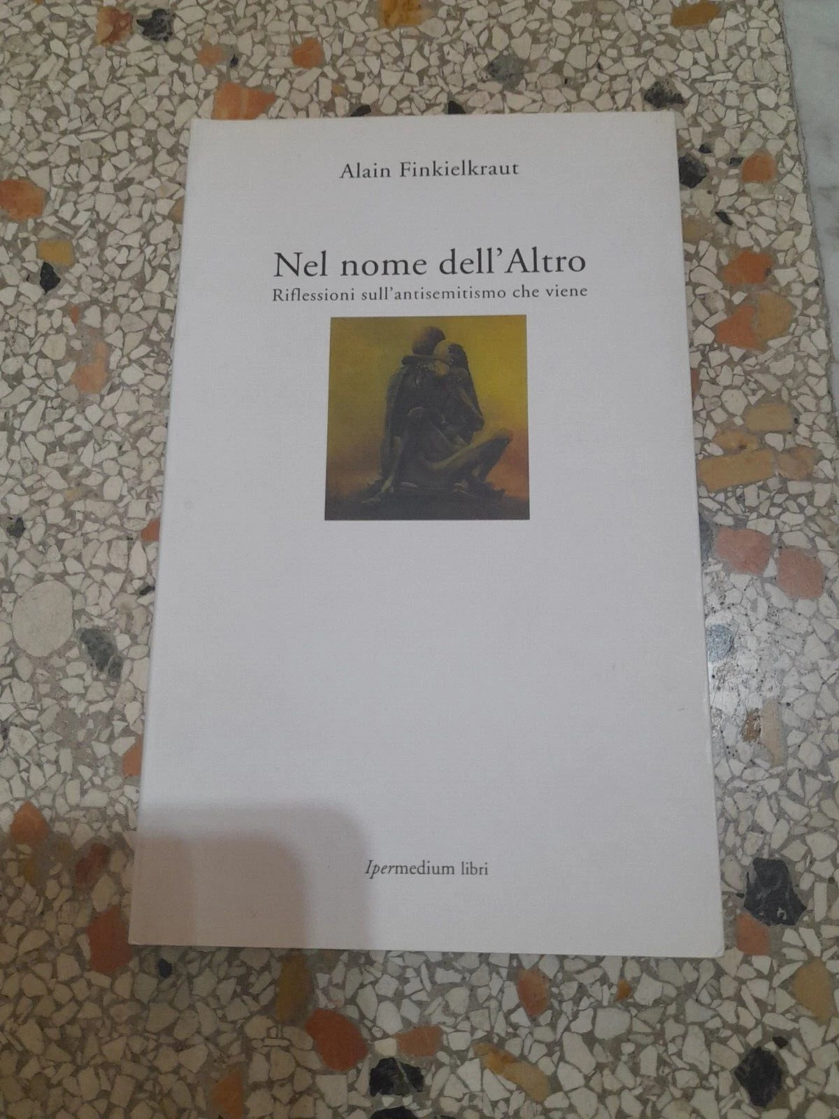 NEL NOME DELL'ALTRO. ALAIN FINKIELKRAUT. IPERMEDIUM LIBRI EDIZIONI. RISTAMPA 2004. COLLANA: SOCIETA' MODERNA 6.