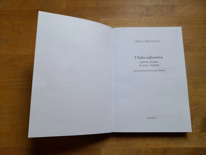 L'ITALIA RADIOATTIVA. L'ATOMO, LE ARMI, LE SCORIE E IL POTERE. MARCO MOSTALLINO. C.U.E.C. EDITORE. COLLANA: PROSPETTIVE. 1° EDIZIONE 2004.