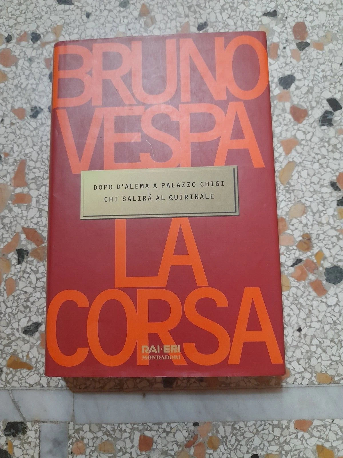 LA CORSA. BRUNO VESPA. RAI.ERI MONDADORI EDITORE. 1° EDIZIONE 1998. COLLEZIONE: I LIBRI DI BRUNO VESPA.