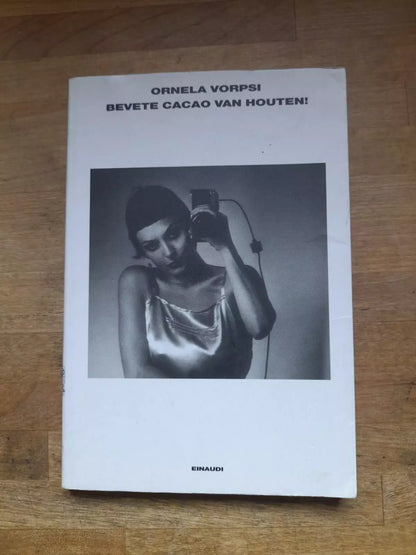 BEVETE CACAO VAN HOUTEN!. ORNELA VORPSI. EINAUDI EDITORE. COLLANA: L'ARCIPELAGO EINAUDI 163. RISTAMPA 2000.