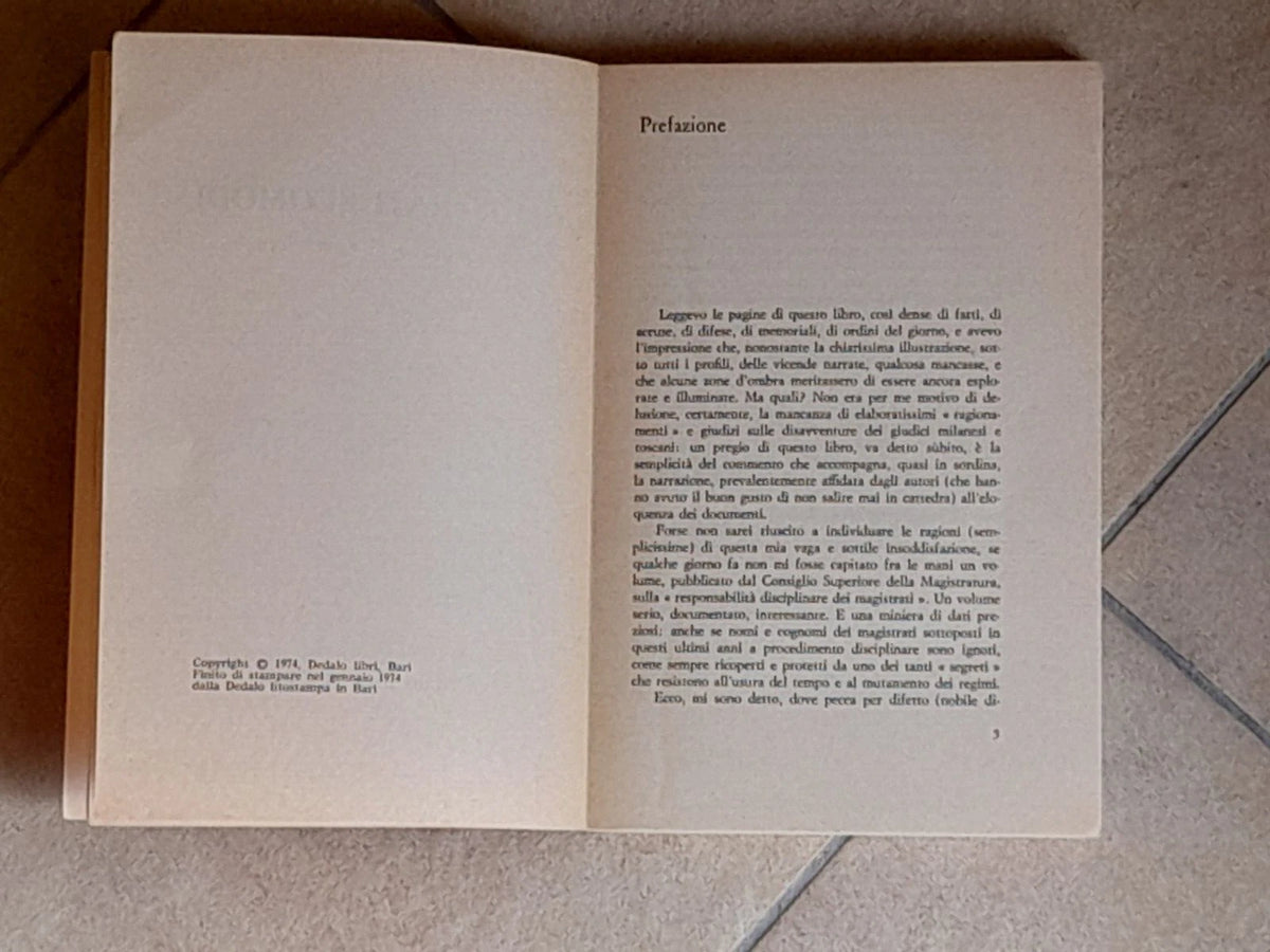 MAGISTRATI SCOMODI. UN TENTATIVO DI EPURAZIONE. AA.VV. DEDALO LIBRI. 1° EDIZIONE 1974. COLLANA: QUADERNI DI MAGISTRATURA DEMOCRATICA / 1.