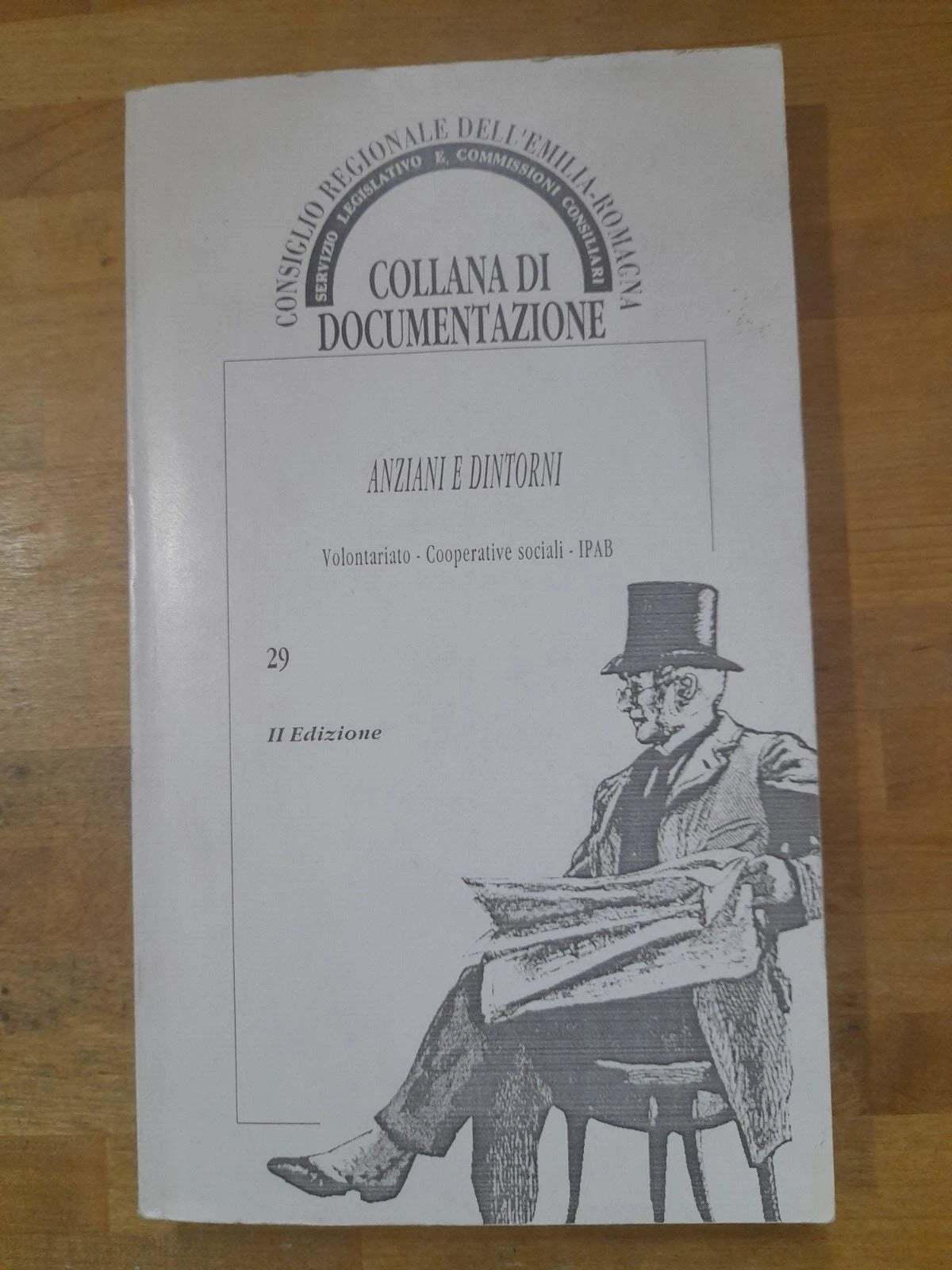ANZIANI E DINTORNI. COLLANA DI DOCUMENTAZIONE IPAB 29. A CURA DI BRUNO PRATOLA. 2° EDIZIONE 1994.