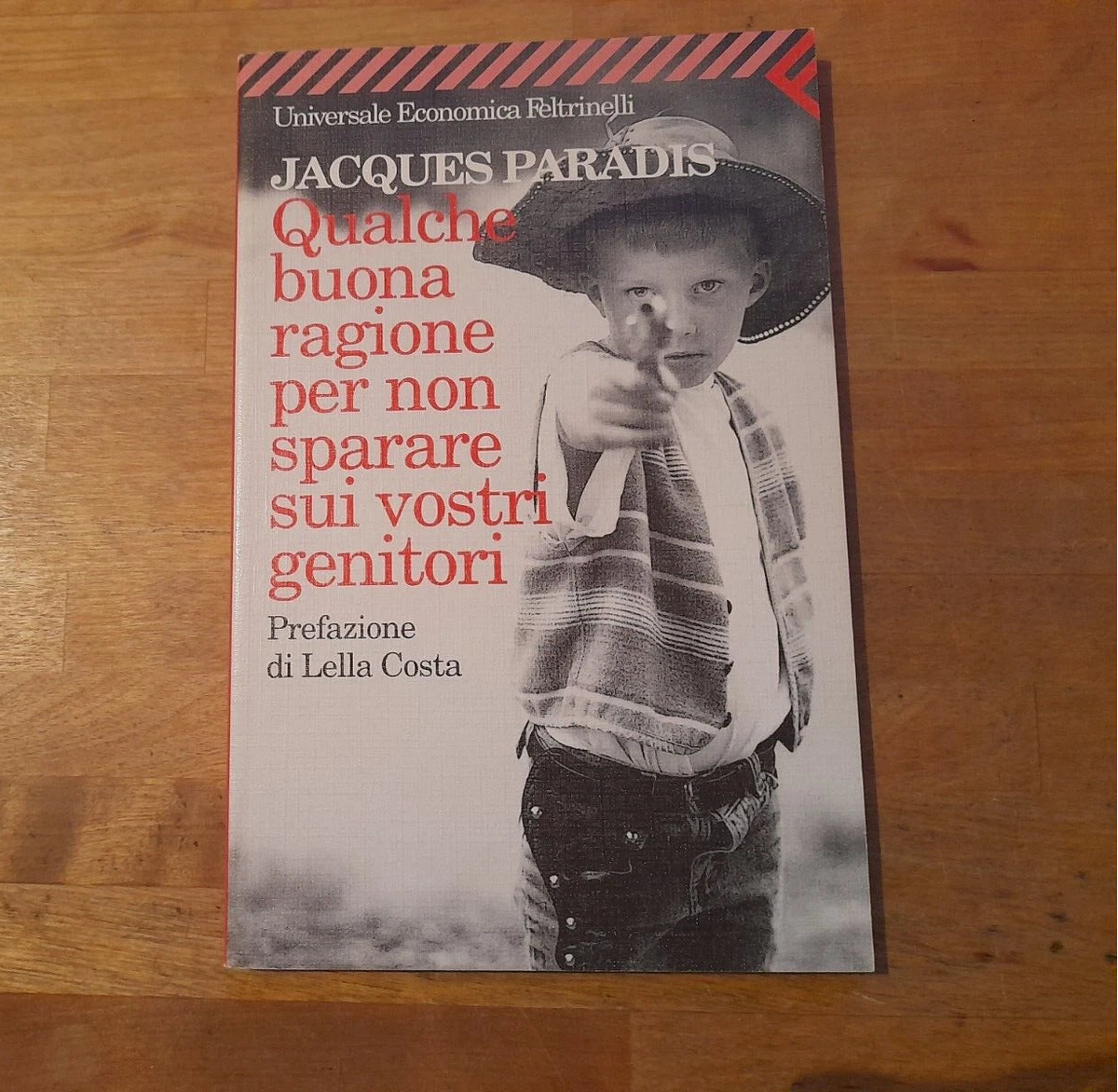 QUALCHE BUONA RAGIONE PER NON SPARARE SUI VOSTRI GENITORI. JACQUES PARADIS. FELTRINELLI EDITORE. COLLANA: UNIVERSALE ECONOMICA FELTRINELLI 1619. 1° EDIZIONE "UNIVERSALE ECONOMICA", SETTEMBRE 2000.
