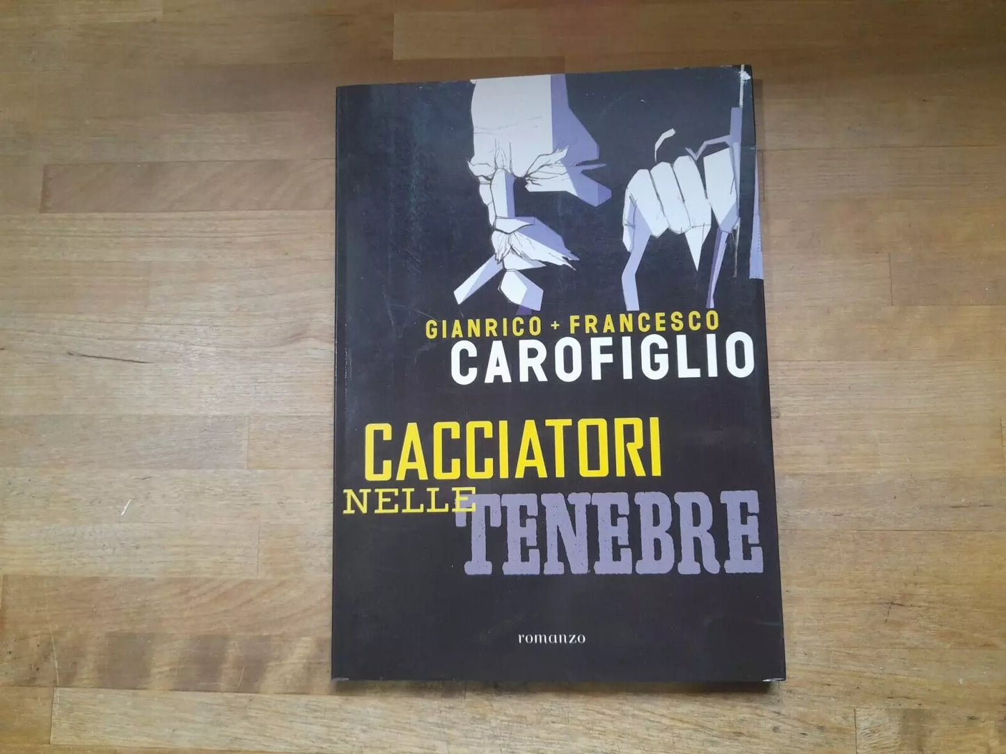 CACCIATORI NELLE TENEBRE. GIANRICO CAROFIGLIO +FRANCESCO CAROFIGLIO. ROMANZO A FUMETTI. ANNO EDIZIONE:2008.