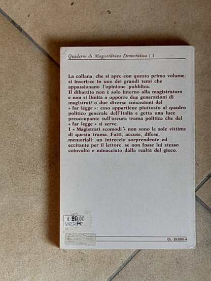 MAGISTRATI SCOMODI. UN TENTATIVO DI EPURAZIONE. AA.VV. DEDALO LIBRI. 1° EDIZIONE 1974. COLLANA: QUADERNI DI MAGISTRATURA DEMOCRATICA / 1.
