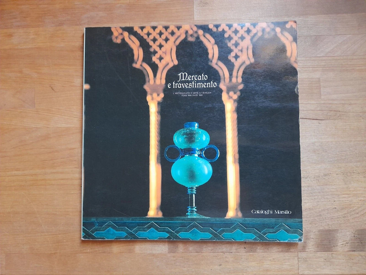 MERCATO E TRAVESTIMENTO. L'ARTIGIANATO D'ARTE A VENEZIA FINE '800 INIZI '900. 1° EDIZIONE 1984. MARSILIO EDITORE. COLLANA: CATALOGHI MARSILIO.