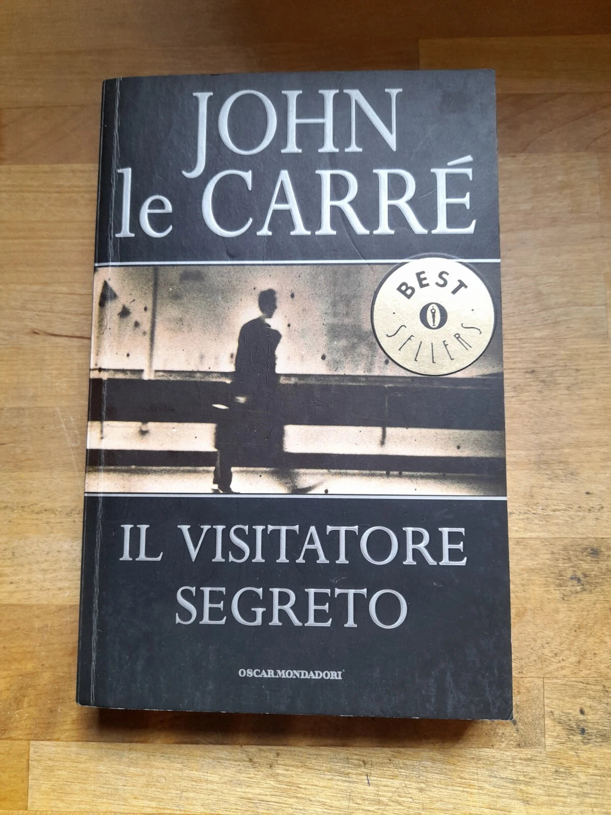 IL VISITATORE SEGRETO. JOHN LE CARRE'. OSCAR MONDADORI EDITORE. COLLANA: BESTSELLERS. 1° EDIZIONE 2001.