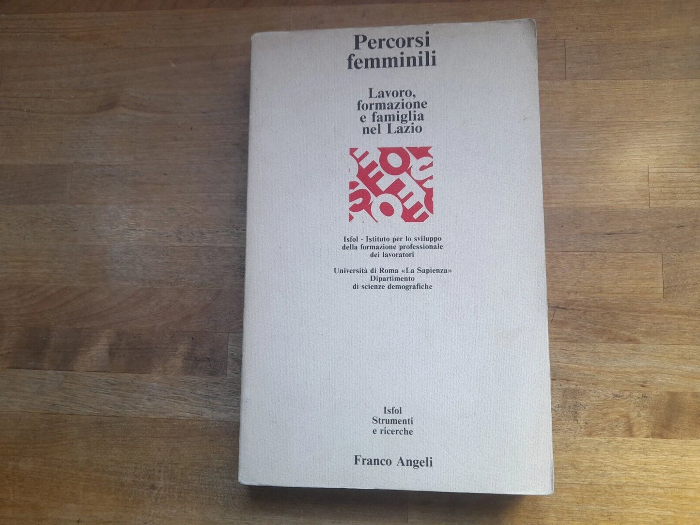 PERCORSI FEMMINILI LAVORO, FORMAZIONE E FAMIGLIA NEL LAZIO. AA.VV. FRANCO ANGELI EDITORE. RISTAMPA 1988. COLLANA: ISFOL - STRUMENTI E RICERCHE.