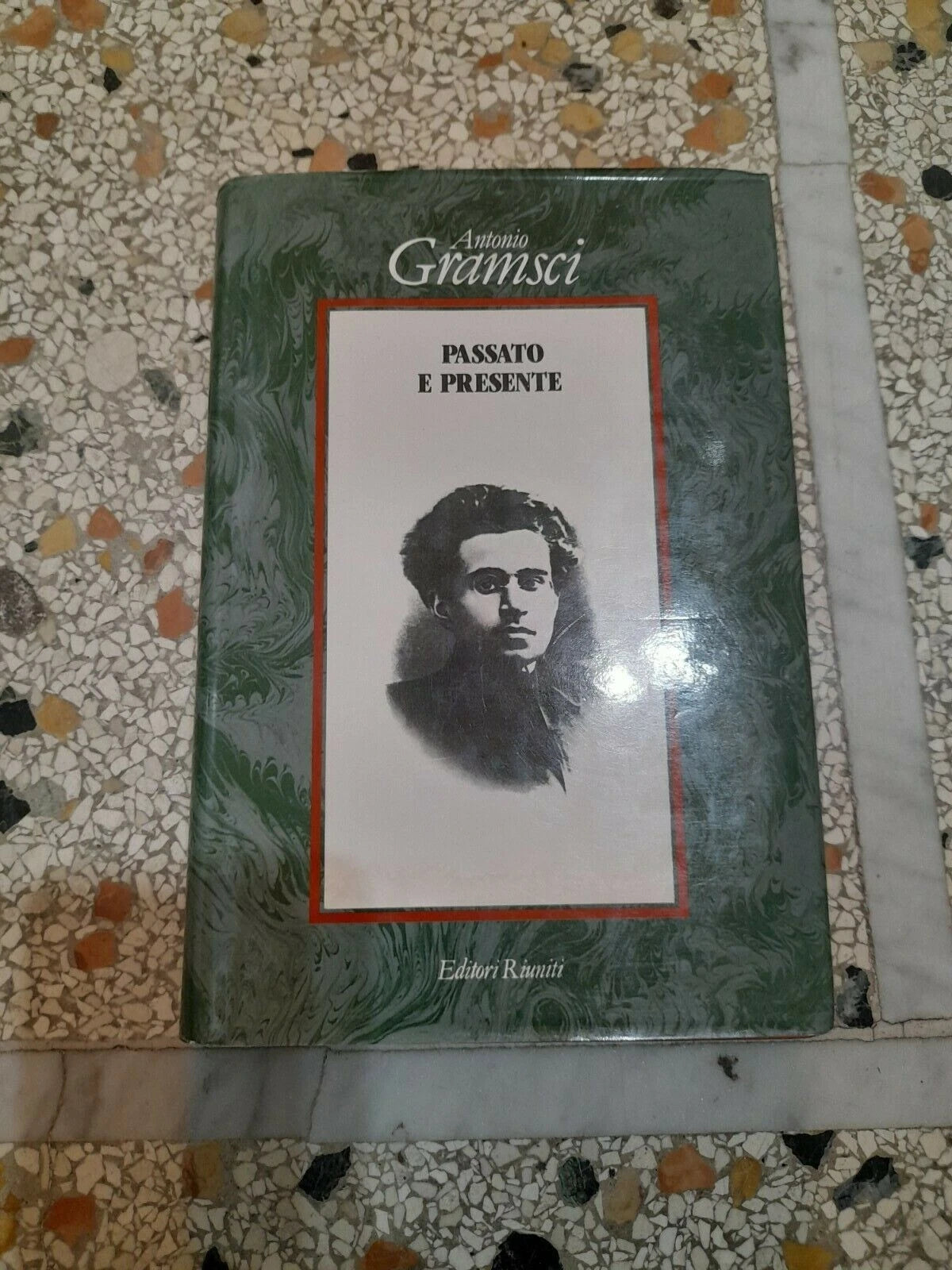 PASSATO E PRESENTE. ANTONIO GRAMSCI. EDITORI RIUNITI. COLLANA: IL PENSIERO DI GRAMSCI. 1° EDIZIONE 1987.