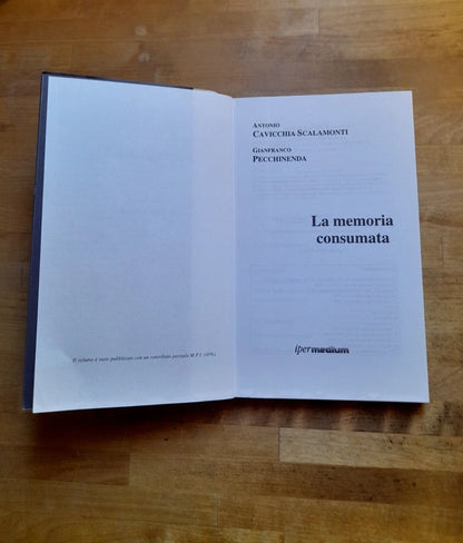 LA MEMORIA CONSUMATA. ANTONIO CAVICCHIA SCALAMONTI - GIANFRANCO PECCHINENDA. IPERMEDIUM EDITORE. 1° RISTAMPA 1997. COLLANA: MEMORABILIA 2.
