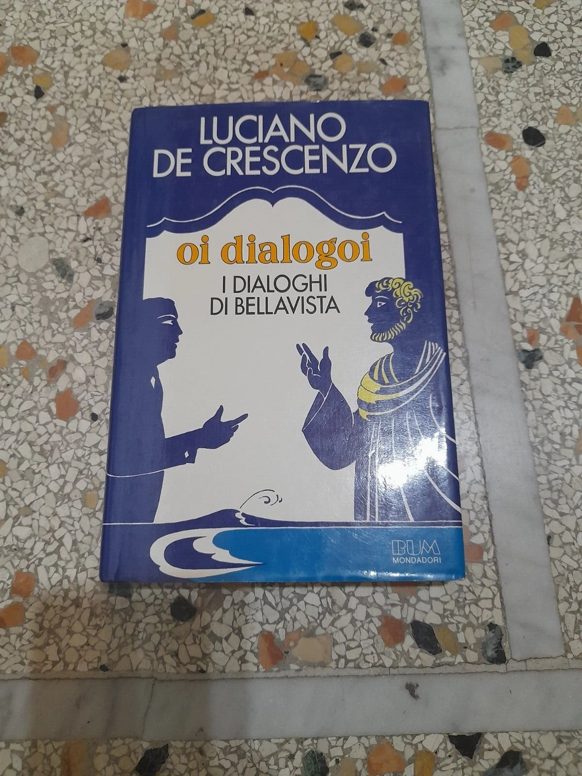 OI DIALOGOI. I DIALOGHI DI BELLAVISTA. LUCIANO DE CRESCENZO. COLLANA: BUM. MONDADORI EDITORE. 1° EDIZIONE OTTOBRE 1985.